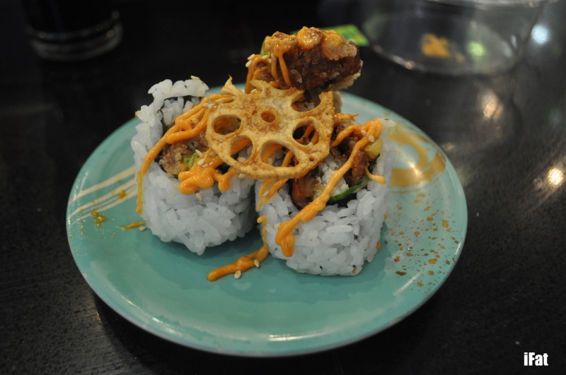 Soft shell crab roll with lotus chip
