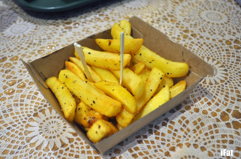 Hot chips with salt & pepper