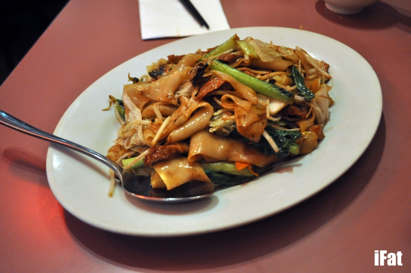 Stir fried rice noodles with vegetables and mushrooms